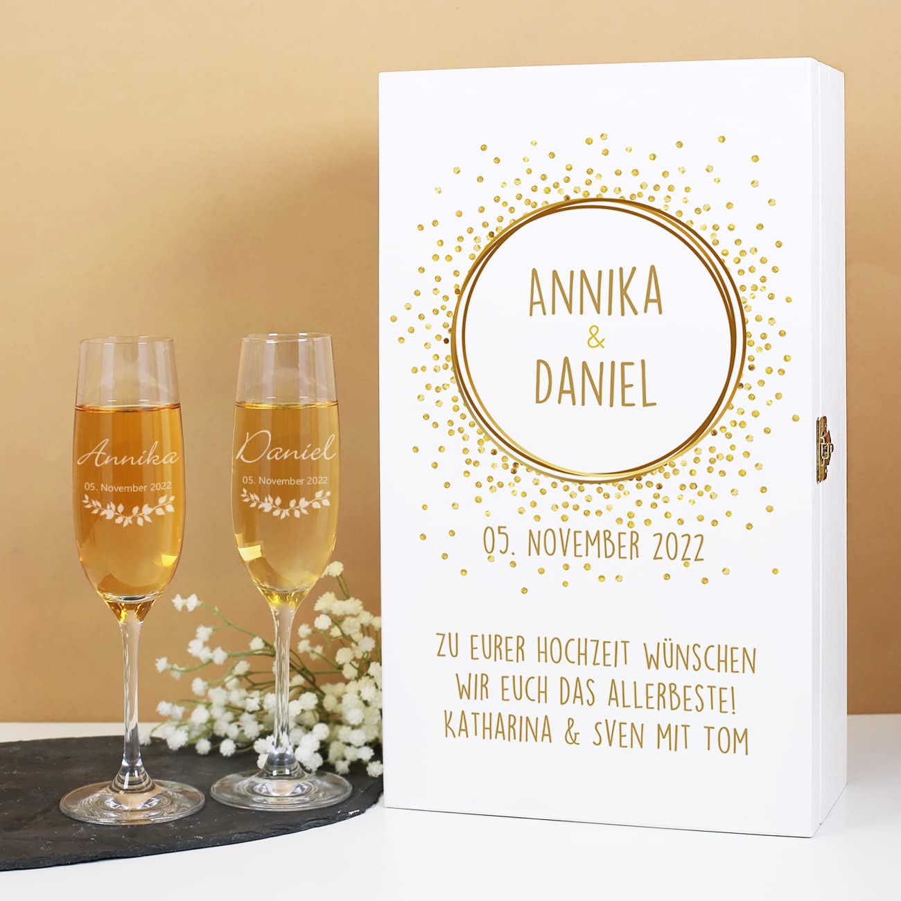 Herz & Heim® 2 Leonardo Sektgläser zur Hochzeit mit Gravur in weißer Holz-Geschenkbox - ideales Hochzeitsgeschenk Golden