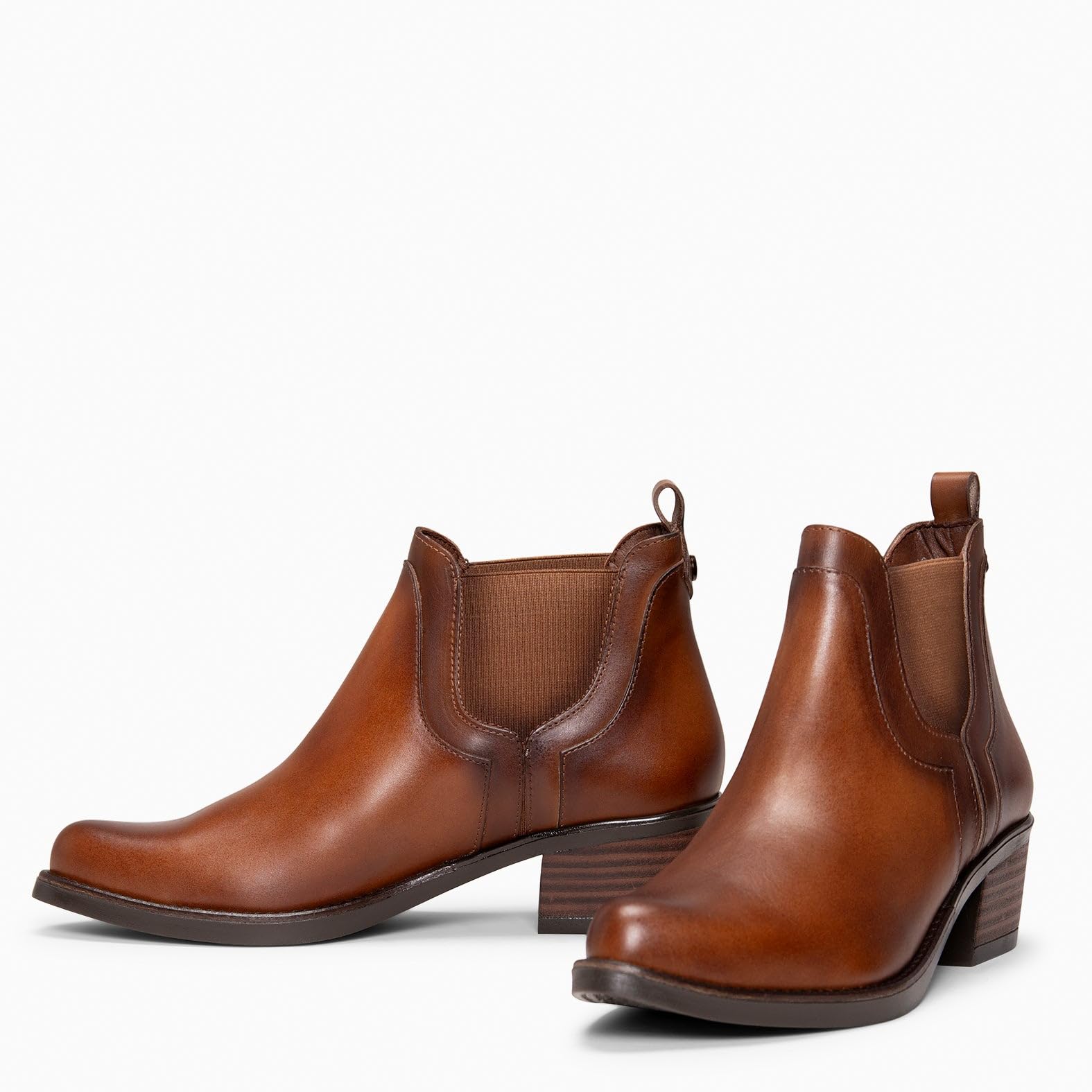 miMaO. Botines de tacón bajo para mujer en piel estilo campero. Calzado fabricado en España