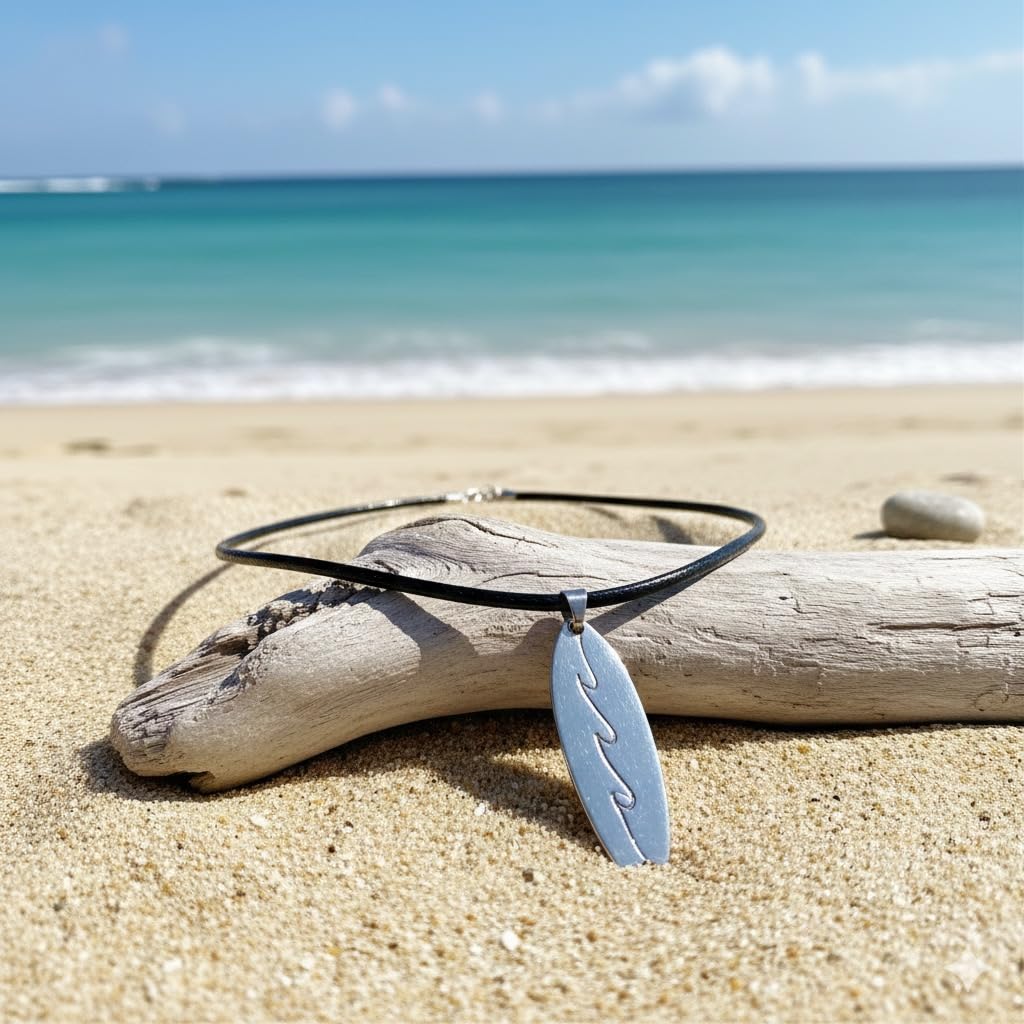 Colgante Tabla de Surf Personalizada de Aluminio con Grabado de Nombre - Joyería Surfera Artesanal Hecha a Mano - Regalo para Surfistas, Collar con Cordón de Cuero Negro 50cm, Diseño de Olas, Unisex
