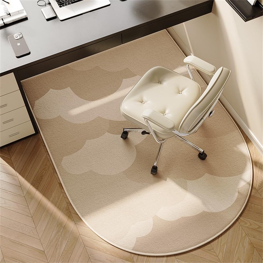 Cojín beige para silla de juegos en suelos de madera de hogares modernos