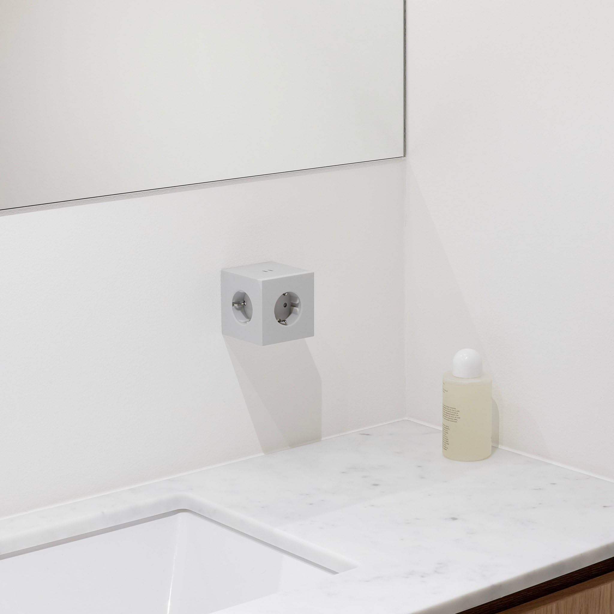 Avolt Square 2 Multipresa Design Elegante, 3 Prese Schuko, 2 USB-C 30W | Multipresa design elegante grigia. Cubo senza cavo, attacco diretto alla presa, ricarica USB-C 30W salvaspazio per casa