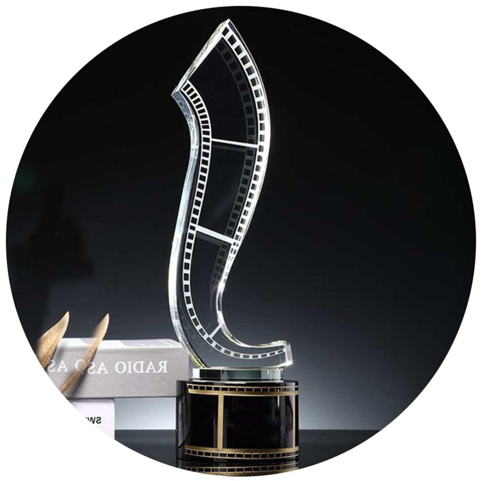 Trofeos, medallas y premios Trofeo De Cristal A La Mejor Película Trofeo Al Director Y Actor del Festival De Cine Trofeo De Premios del Programa De Teatro Y Ópera Trofeo del Concurso De Fotógrafos.