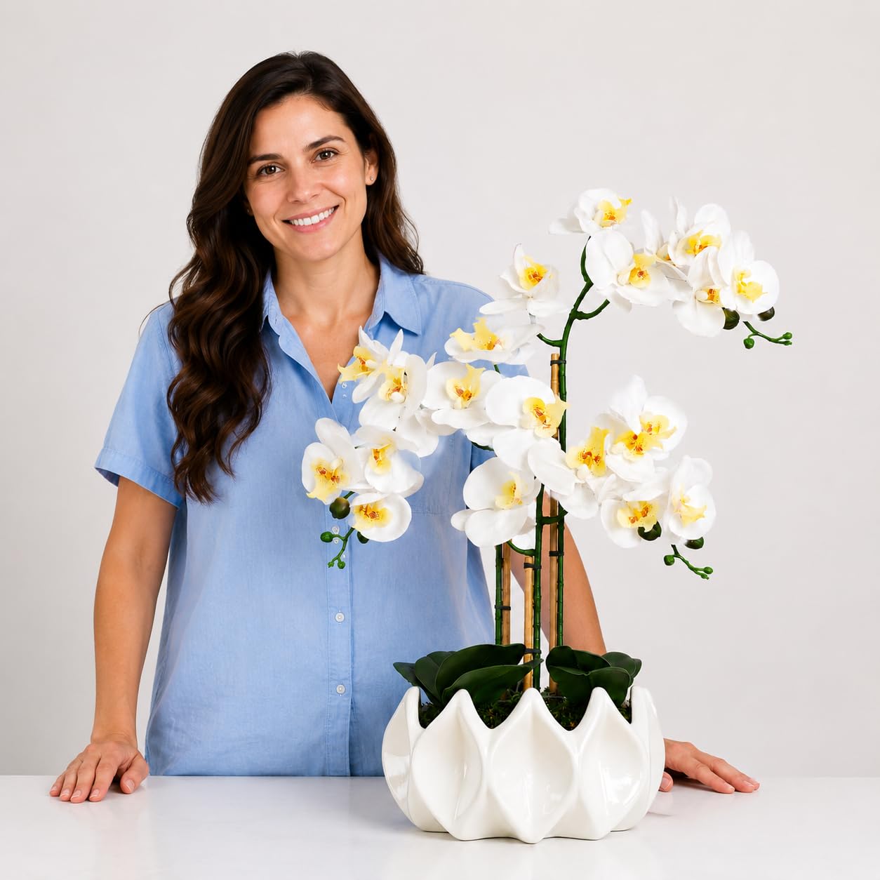 Künstliche Orchideen wie echt 70 cm – Handgefertigte Phalaenopsis Kunstorchidee im weißen Keramik-Topf mit echtem Bambus, pflegefrei ohne Gießen – Deko (Weiß)