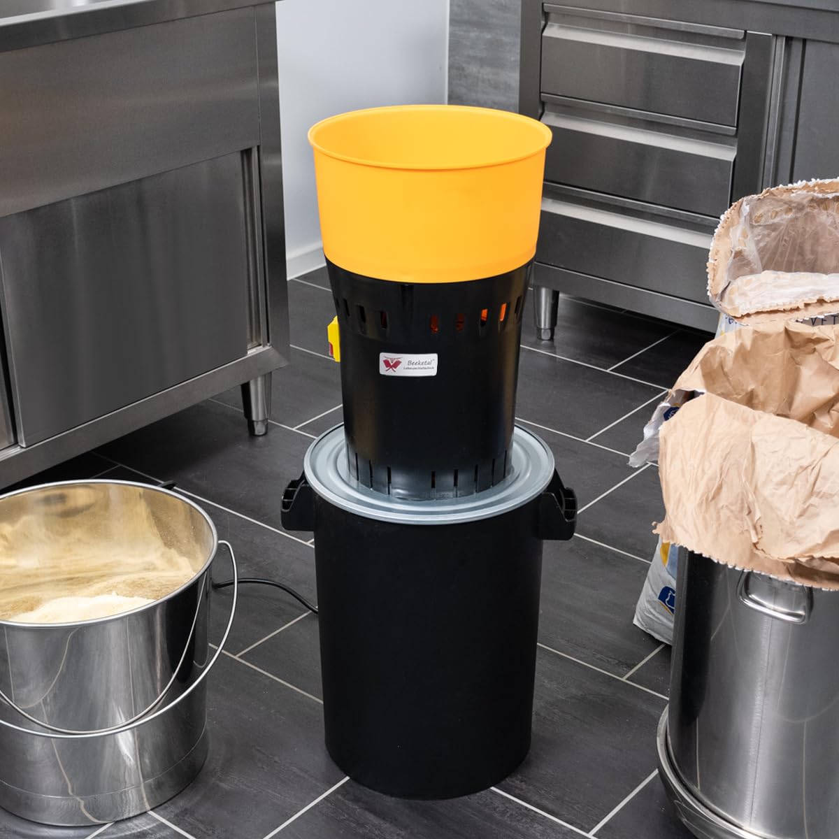 Beeketal Getreidemühle elektrisch 1000W | Profi Schrotmühle & Kornmühle mit 20L Behälter | inkl. 4 Edelstahl-Mahlsiebe (1,5-4mm) für Futterschrot, Mehl, Gewürze & Kaffee | GMB-25