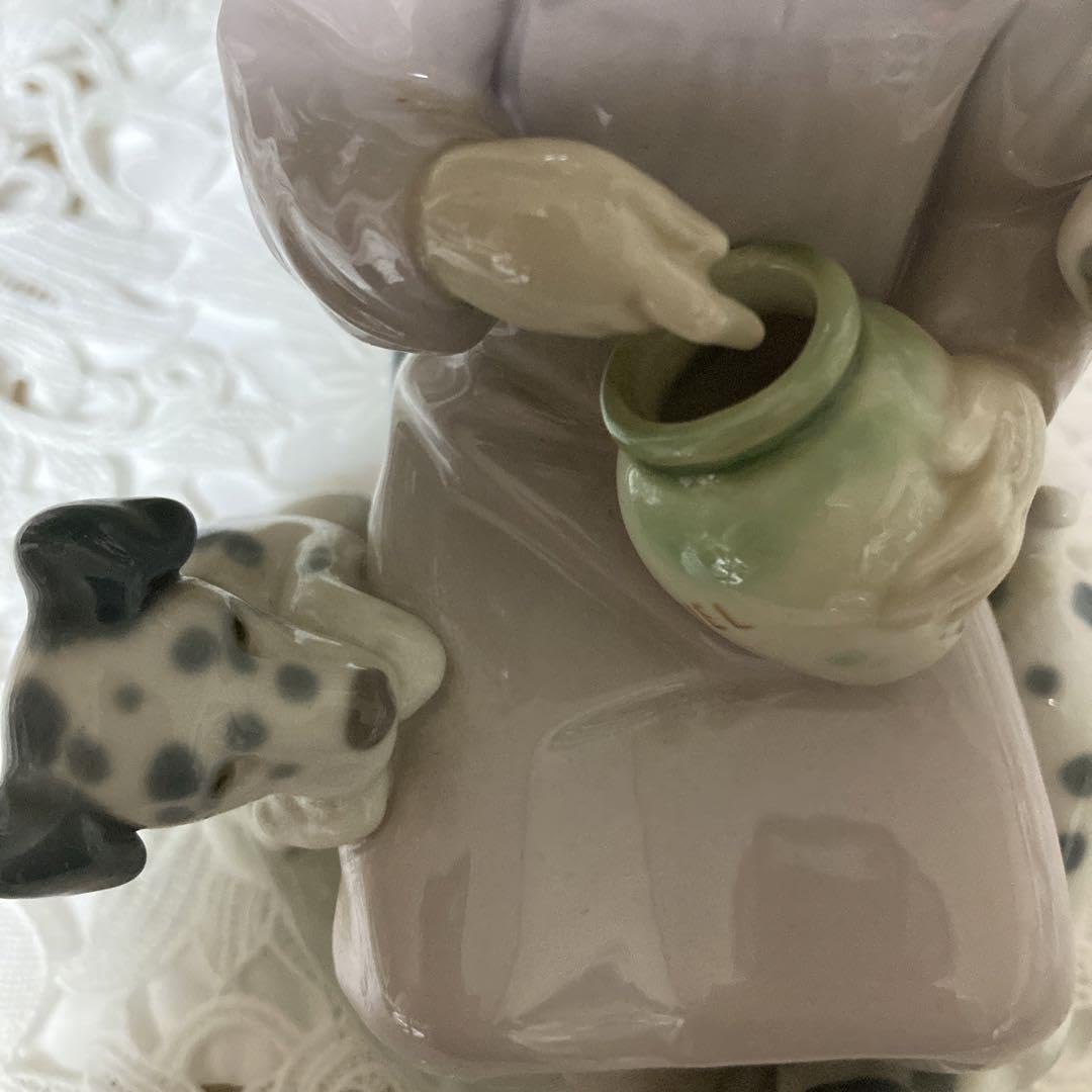 Amazon.co.jp: リヤドロ ハニーリッカーズ 子犬付き座っている女の子