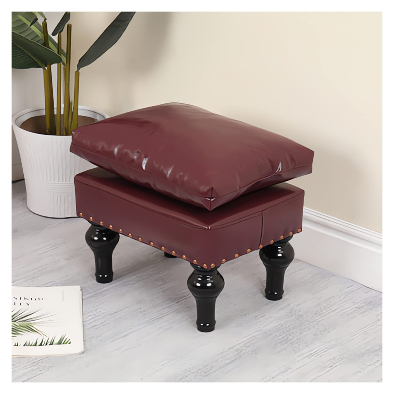 Tabouret à chaussures en cuir violet pour aménager une entrée cosy