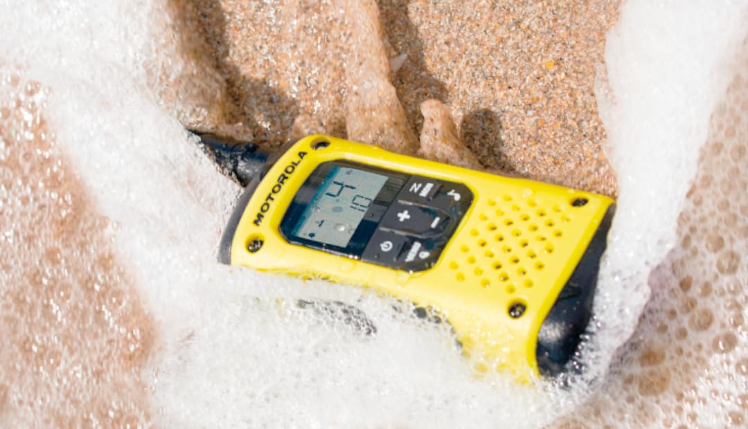 MOTOROLA Solutions - Lot de 2 Talkie Walkies - TALKABOUT T92 - PMR446 - Noir/Jaune - Longue portée -Indice IP67 - Fonctionnent avec Batterie