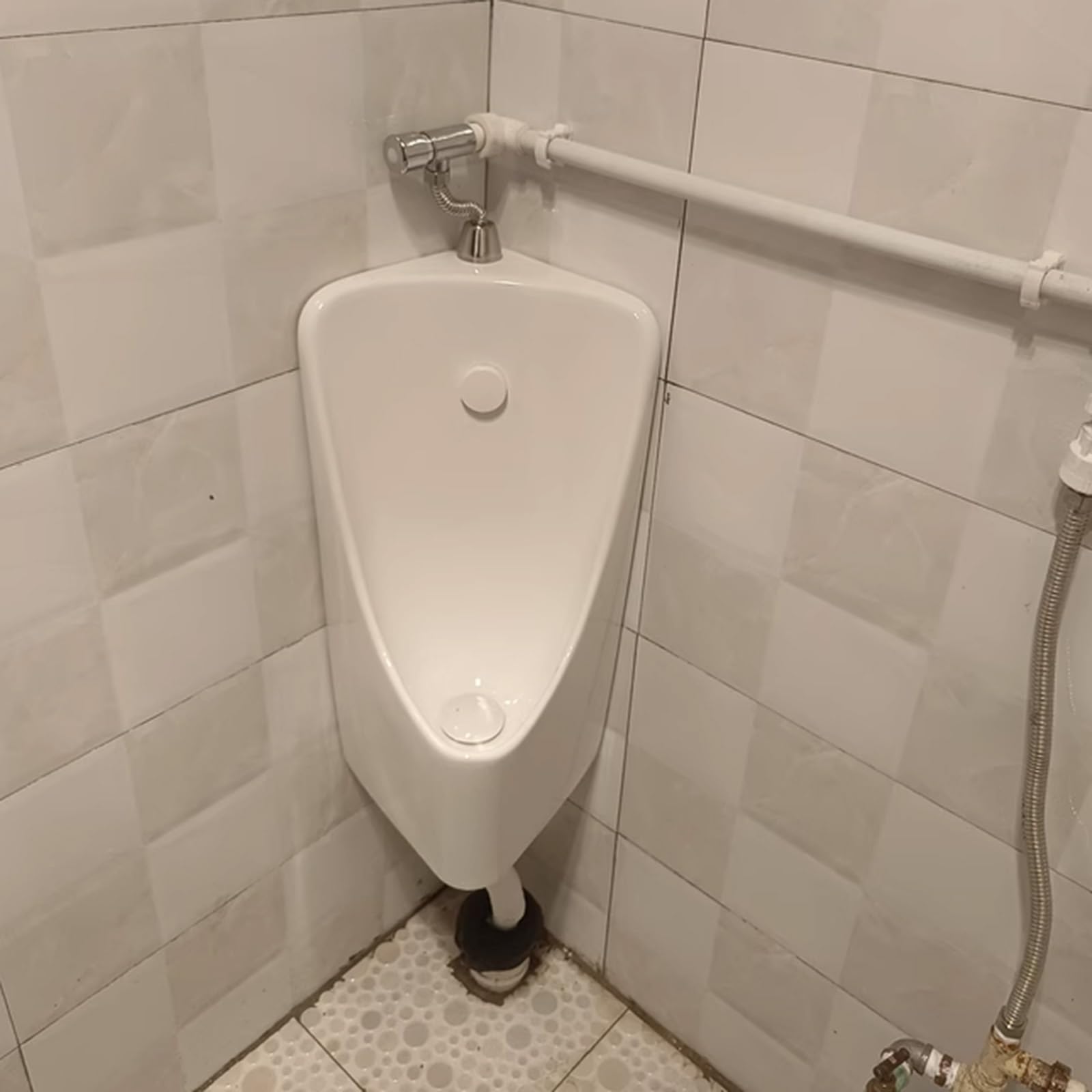Urinarios para hombres con descarga urinal de pared blanco