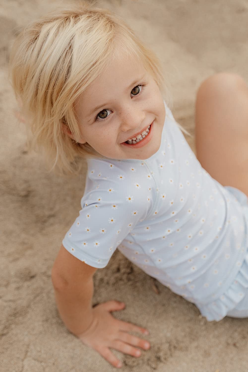 Little Dutch Schwimmshirt Badeshirt Kurzarm Kleinkind Mädchen hellblau (Gr. 86/92)- Daisies/Gänseblümchen
