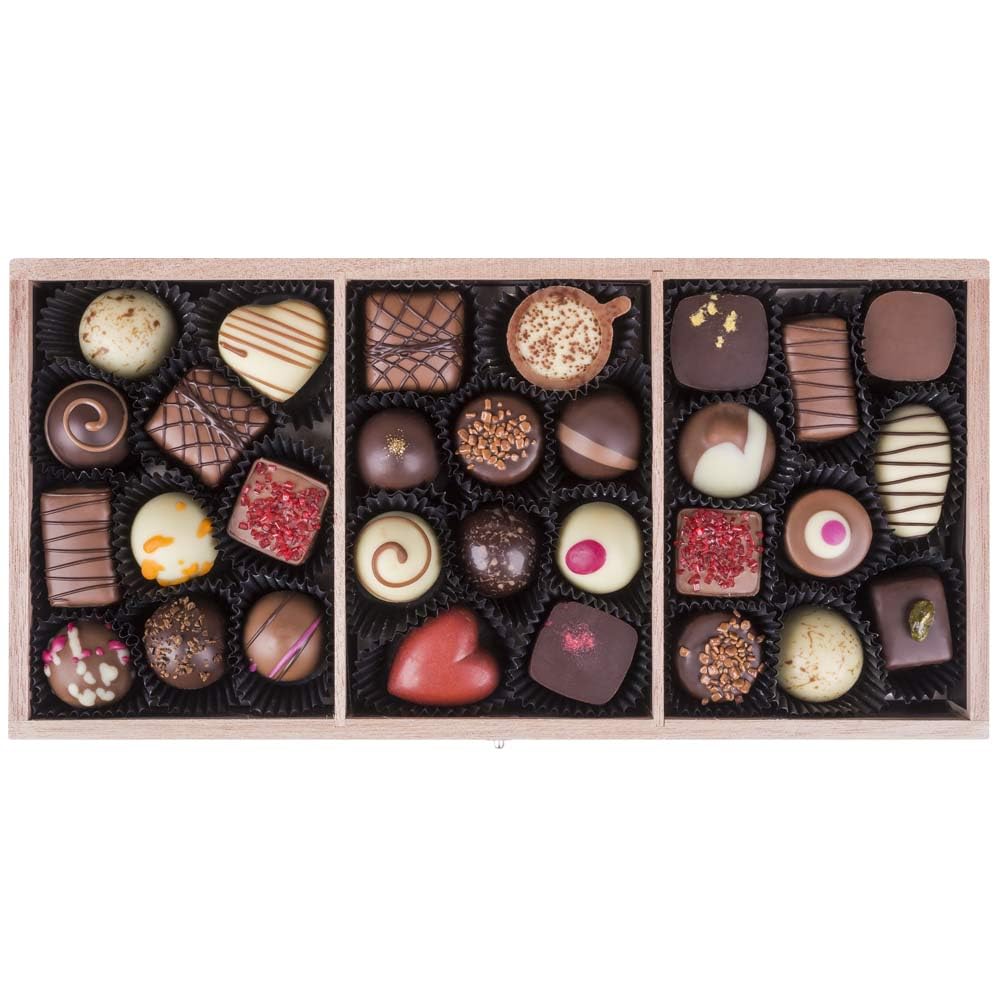 CHOCOLISSIMO - Schokoladenset mit 30 Pralinen im personalisierbaren Holzkästchen | Schokolade | Geburtstag | eigene Gravur | individuelle Gravierung | Mann | Frau | Weihnachten | Personalisierung