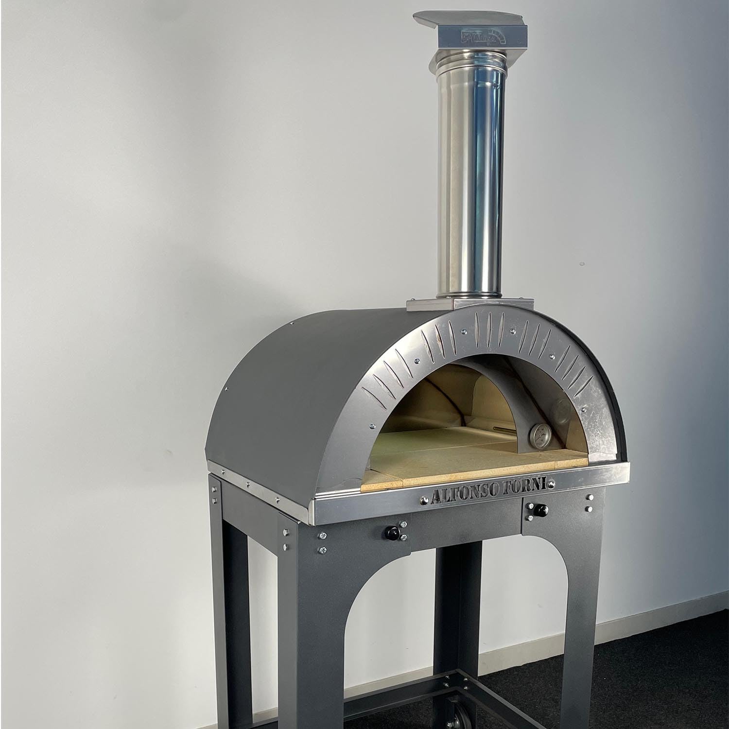 Forno a legna da esterno Per Pizza, Pane, focaccia Alfonso 2 Pizze Con Carrello Antracite, mattoni refrattari, biscotto 3 cm, portina acciaio inox e pirometro 500 gradi, cottura diretta, Made In Italy