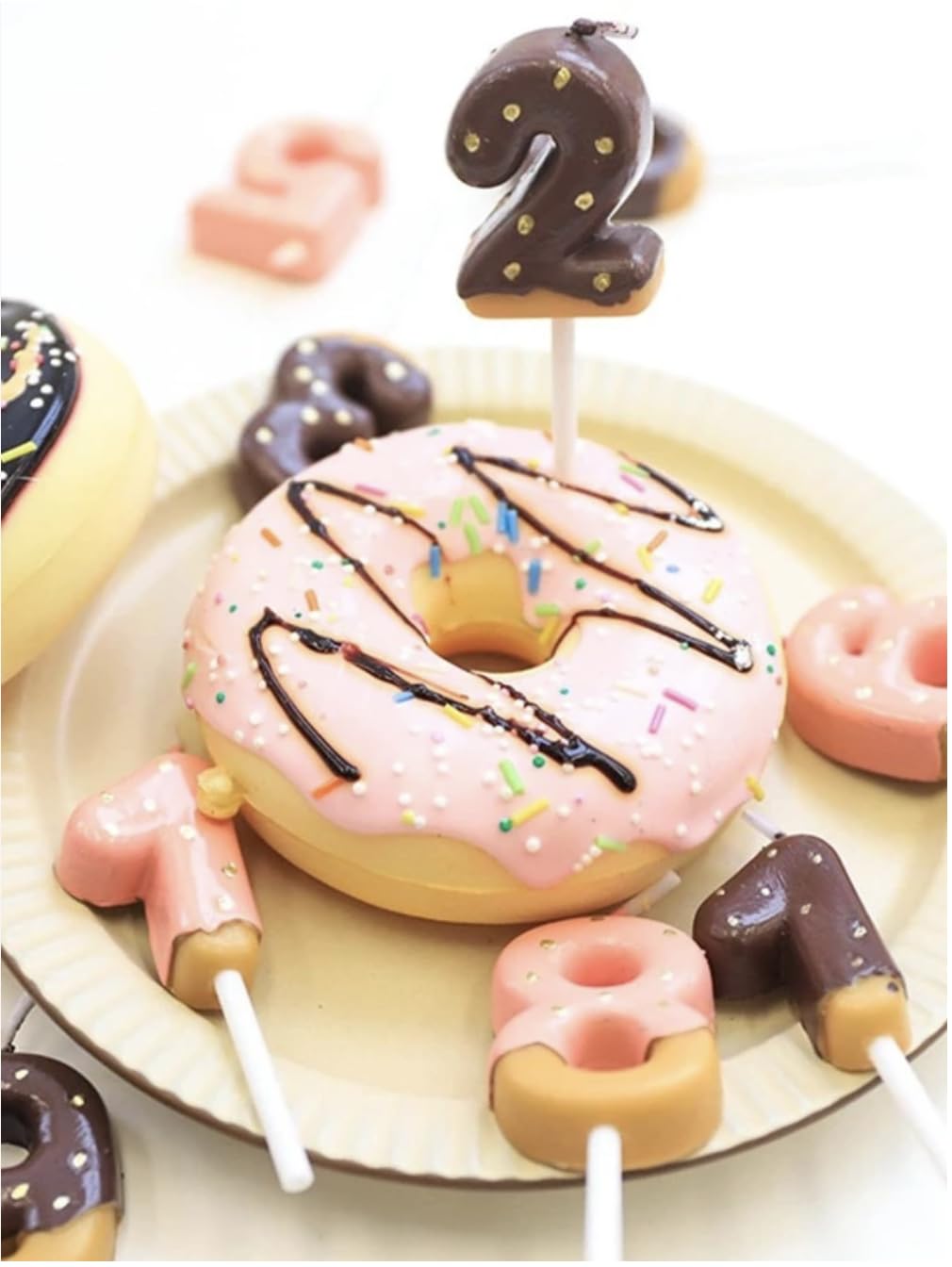 Pastel De Cumpleaños Con Comida De Cumpleaños De Una Vela. | Vector Premium