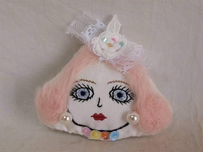 Amazon ハンドメイド お人形の顔ブローチ エレナ フランス刺繍 手刺繍 羊毛フェルト ビスクドール風 アンティーク調 レトロ ビーズ 女の子 小物 303 おもちゃ おもちゃ