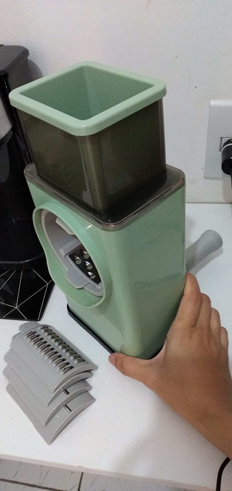 é melhor que um ralador tradicional, mas nao esperem a eficiência de um ralador elétrico.