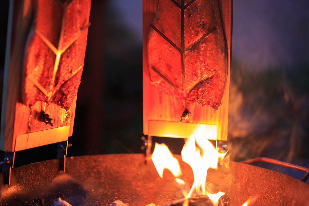 Flammlachsbrett, Räucherbrett, Flammlachs Brett aus dt. Lärche. Geeignet für Kugelgrills,outdoor grill und natürlich zum Verschenken ! (2, Lärche rustikal)
