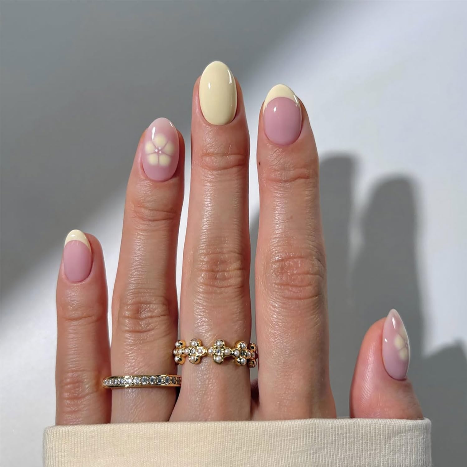 Künstliche Fingernägel, Blume, zum Aufdrücken, kurz, Mandel, zum Aufkleben, Gelb, glänzend, mit französischem Spitzen-Design, Acryl-Nägel, zum Aufkleben für Damen und Mädchen, 24 Stück