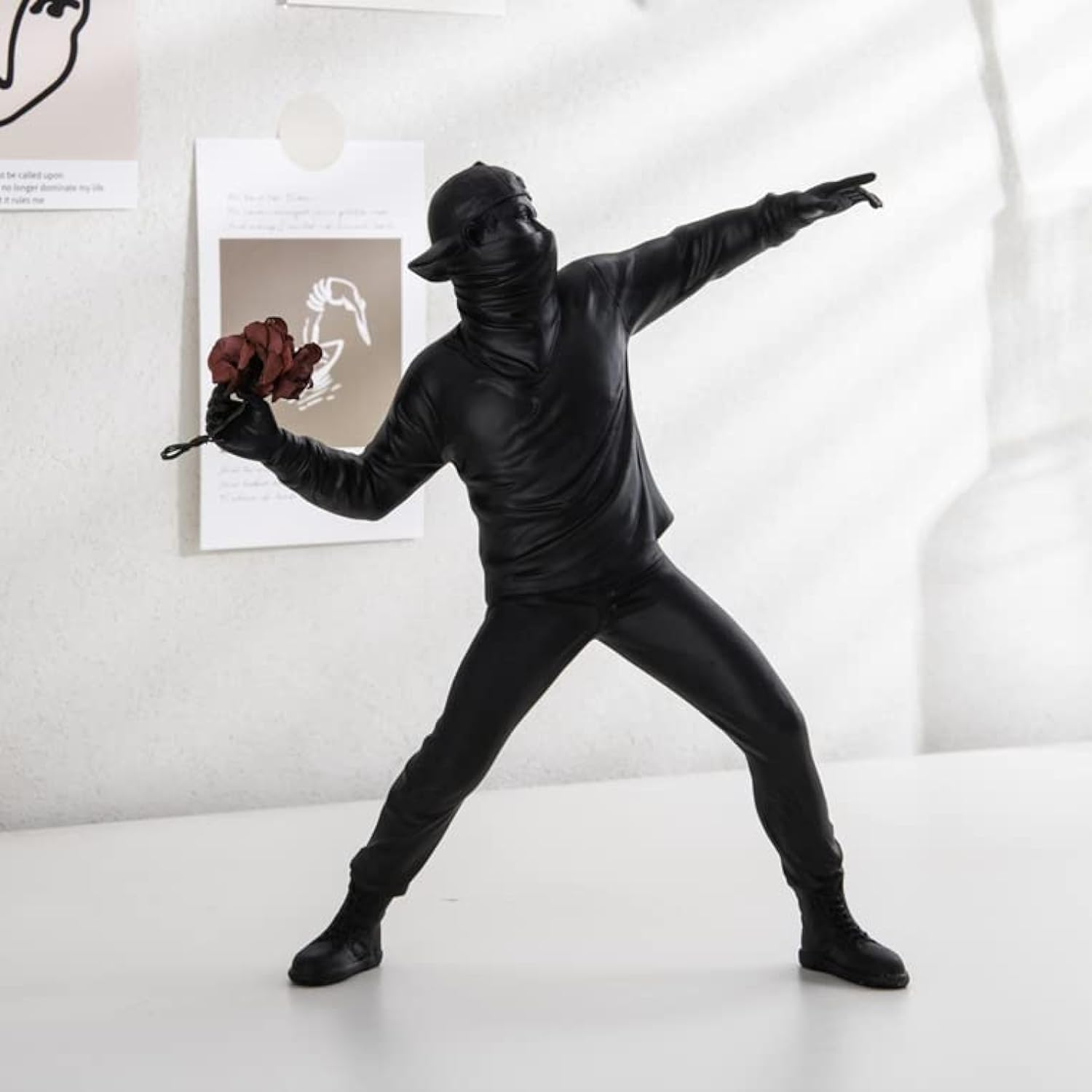 Flower Throwing Statue Flower Thrower Sculpture, Man Figurines Home Decor for Shelves, Resin Art Craft Desk Decoration for Living Room Bookshelf Collection Ornament Gift (Black)