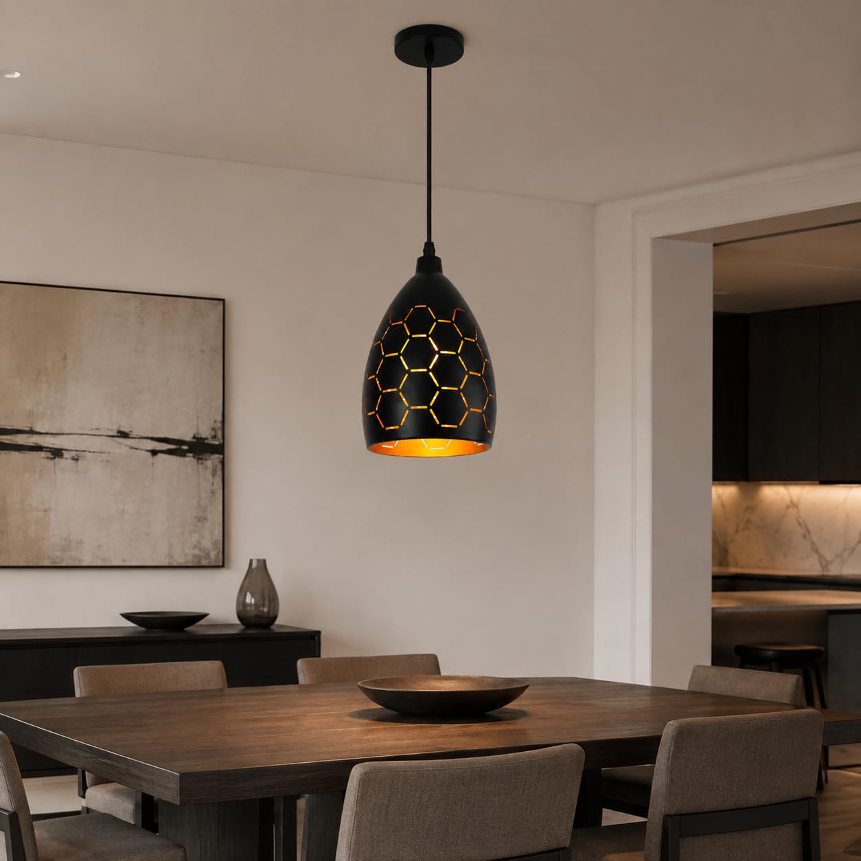 Czarna metalowa lampa wisząca z ażurowym abażurem o strukturze