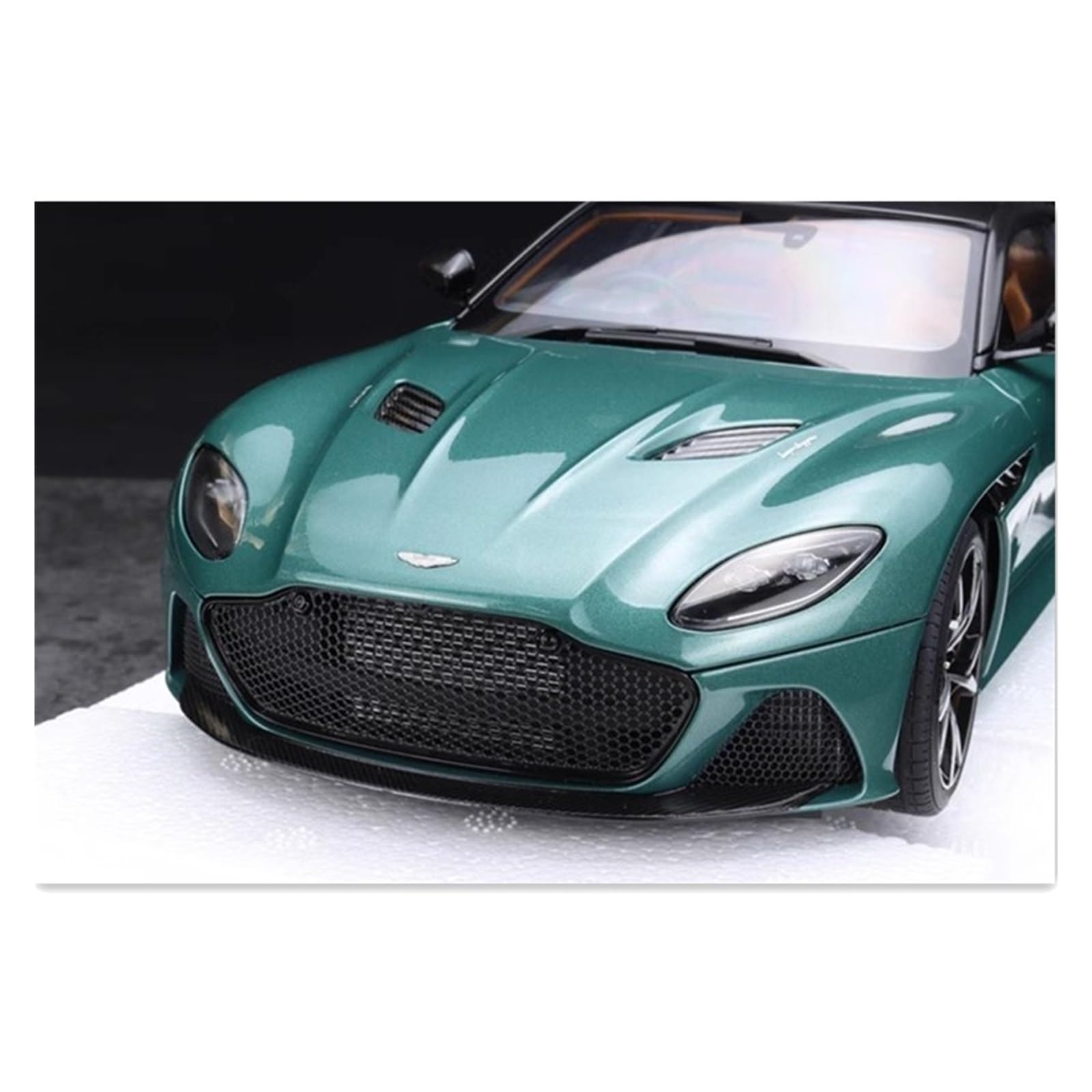 Amazon | ミニカー アストンマーティン DBS スーパーレッジェーラ 1:18