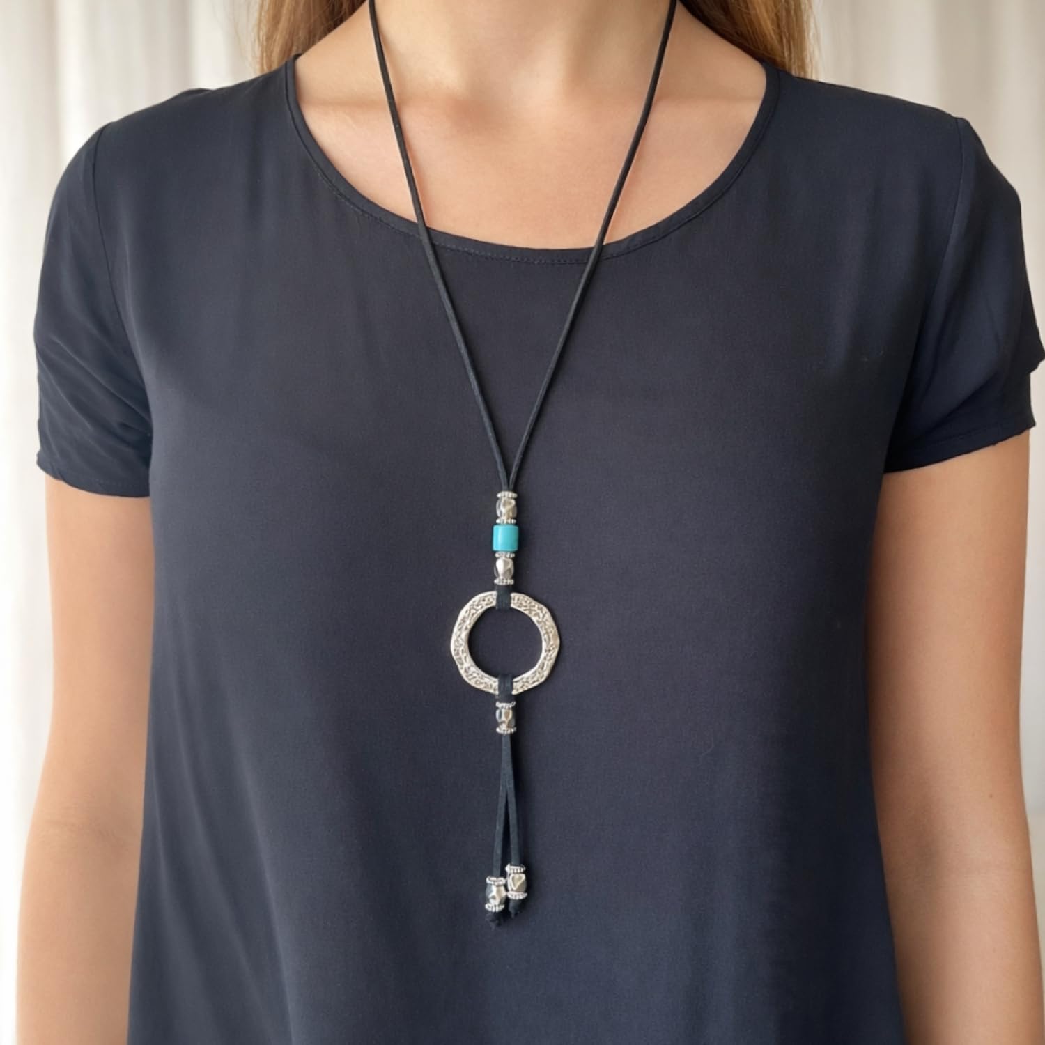 ASTER ALHELÍ Pendentif Femme Cercle et Turquoise Argent - Collier Long Femme en Suédine Noire Réglable avec Éléments en Zamak Plaqué Argent - Idéal comme Cadeau