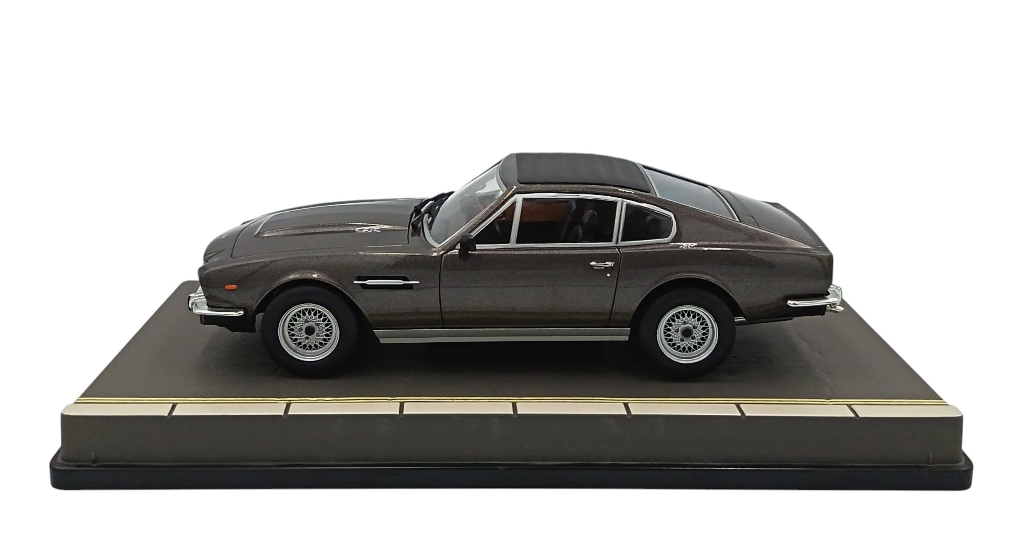 OPO 10 Modellino di Auto in Scala 1/24 Compatibile con Aston Martin V8 No Time To Die 2021 James Bond 007 - Hachette Collections JBH02