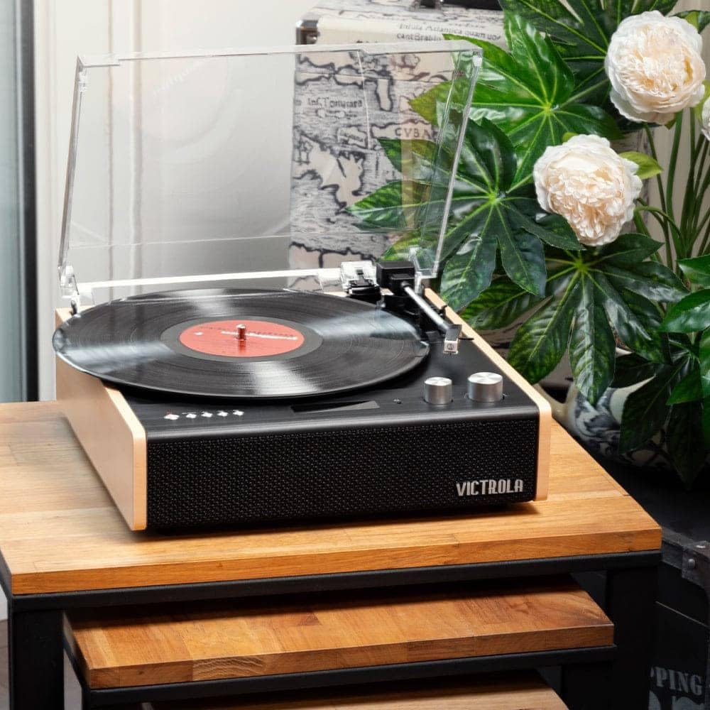 Victrola Eastwood Giradischi Bluetooth con Altoparlanti Integrati – 3 Velocità, Testina MM Premium, Streaming wireless, Copertura Antipolvere Rimovibile (Bambù)