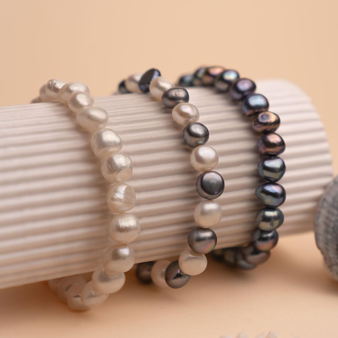 Secret & You Perlenarmband mit weißen oder bunten barocken Süßwasserzuchtperlen - Perlen sind 8-9 mm 22 Perlen insgesamt -18cm Elastisches Band - In verschiedenen Farben erhältlich