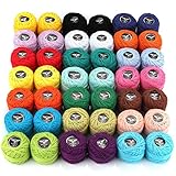 TAMAÑO: Cada colorida bola de hilo en nuestro asombroso set pesa 5 gramos y contiene 35 Metro de hilo. Esa es una enorme cantidad de 1470 Metro en total. Nuestro hilo es uno de los mejores kits y herramientas de ganchillo que puede comprar. El hilo viene en una útil caja de exhibición que se puede usar para guardar y organizar el hilo con sus otros suministros de manualidades. La cantidad de hilo y colores incluidos en este kit ofrece gran variedad y elección para completar su proyecto.