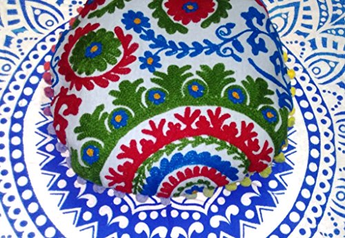 Housse de coussin ronde Suzani pour raviver un canapé ancien