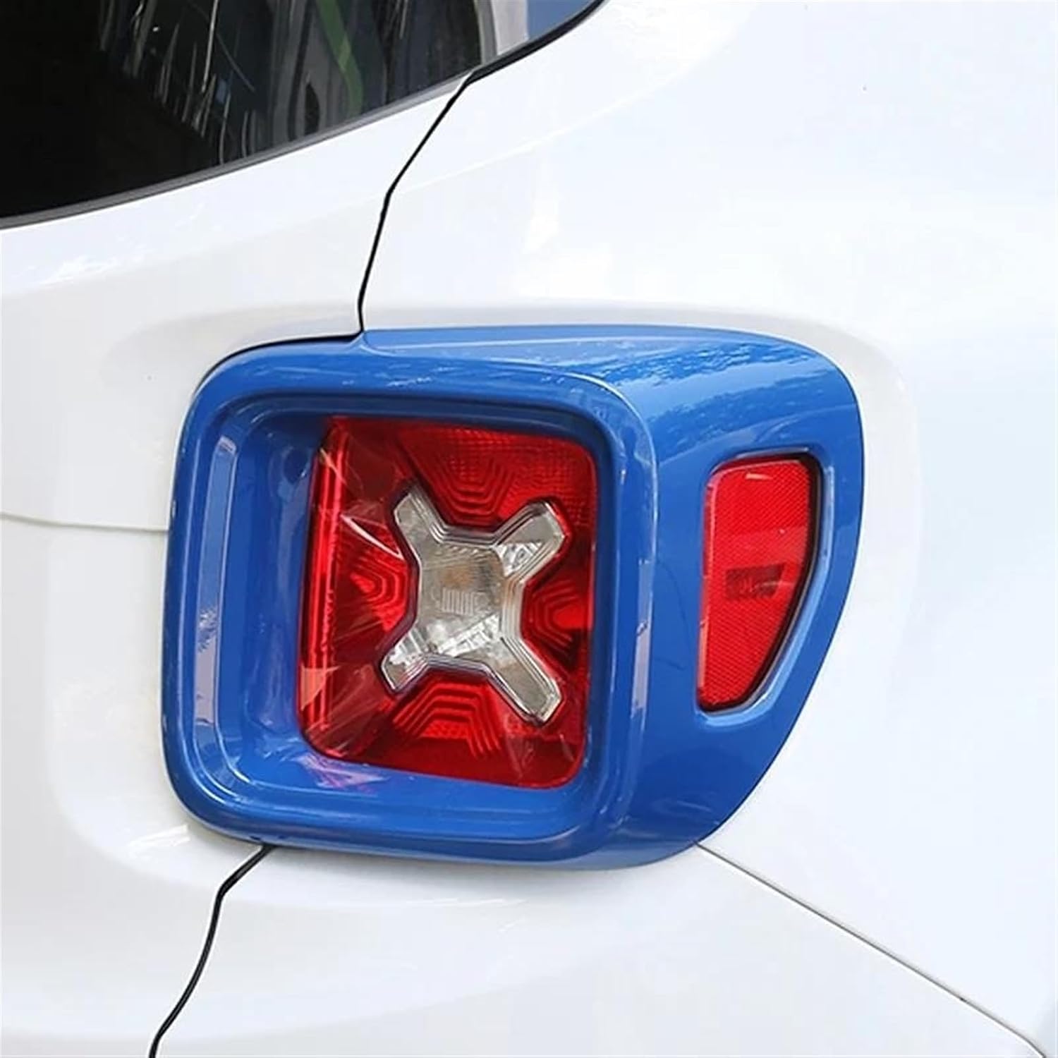 Rear Right Tail Light car Tail Lights Assembly for Jeep for Renegade 2016 2017 2018-2022 Car Tail Light Cover Trim Car Lamp Hood Taillight Guard Decoration(Silver-Pair)
