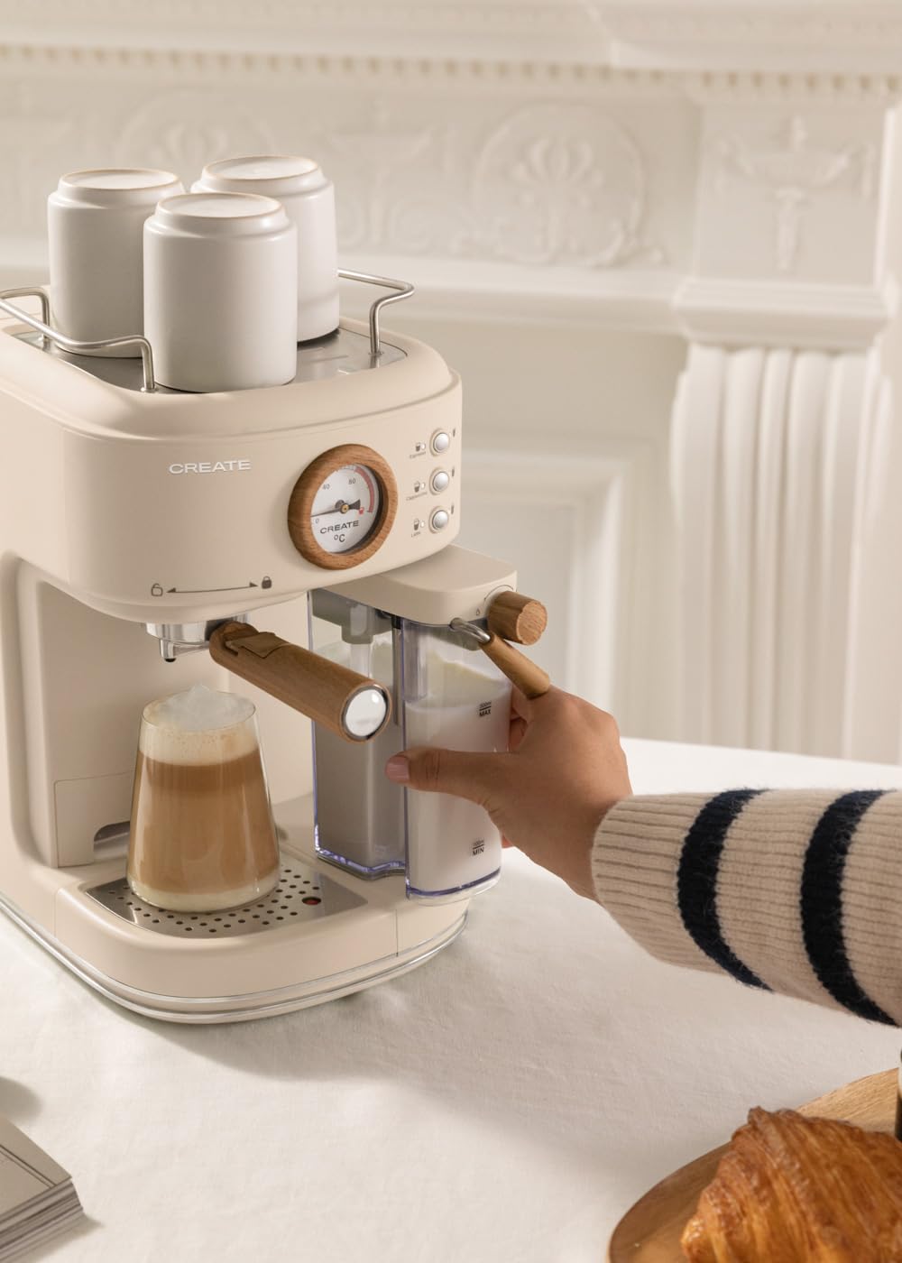 CREATE / THERA RETRO PRO/Caffettiera Express semiautomatica Sabbia / 20 bar, serbatoio latte, vassoio antigoccia, due uscite, capacità 1,5 l, per caffè macinato, 1250 W