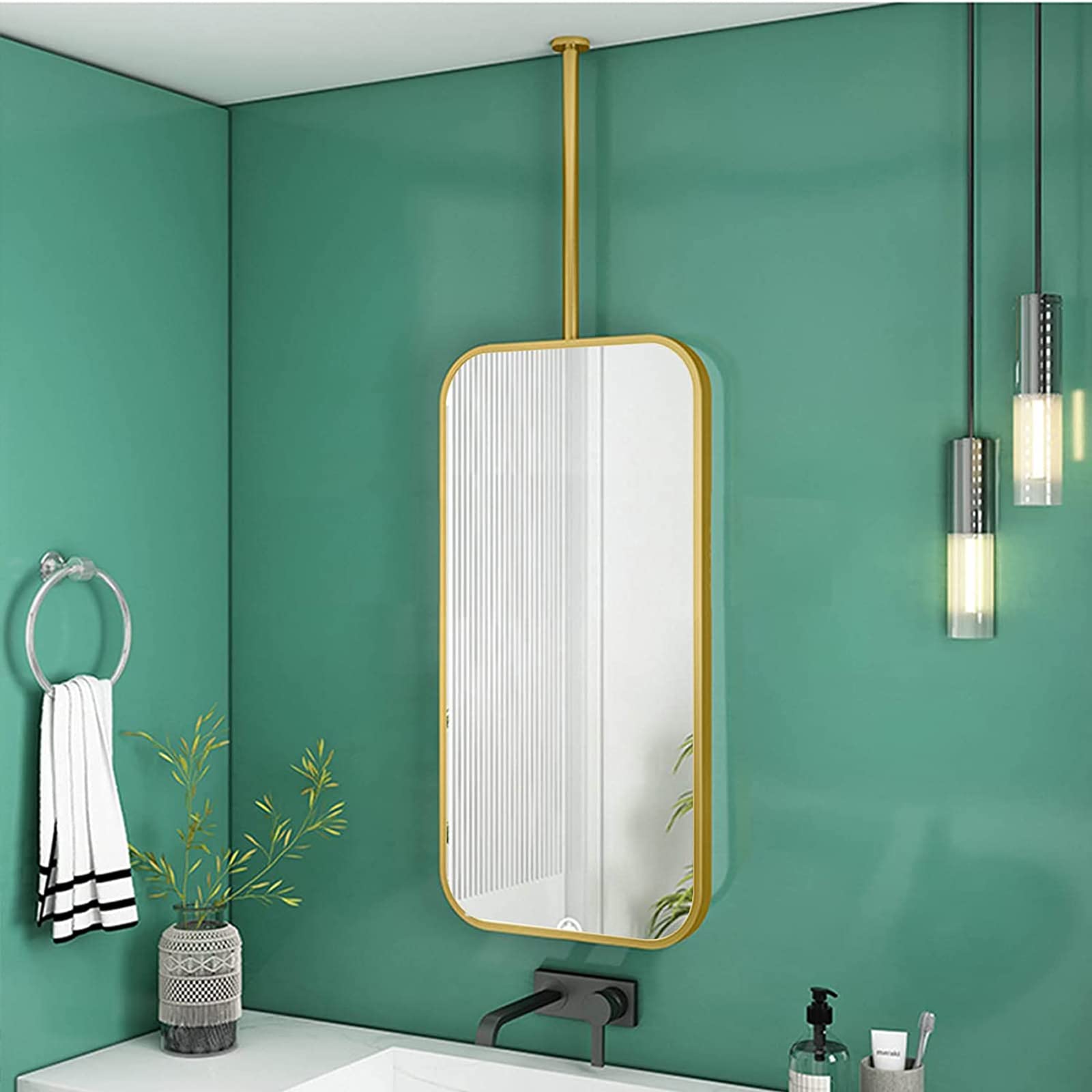 Miroir de salle de bain doré suspendu pour un intérieur moderne