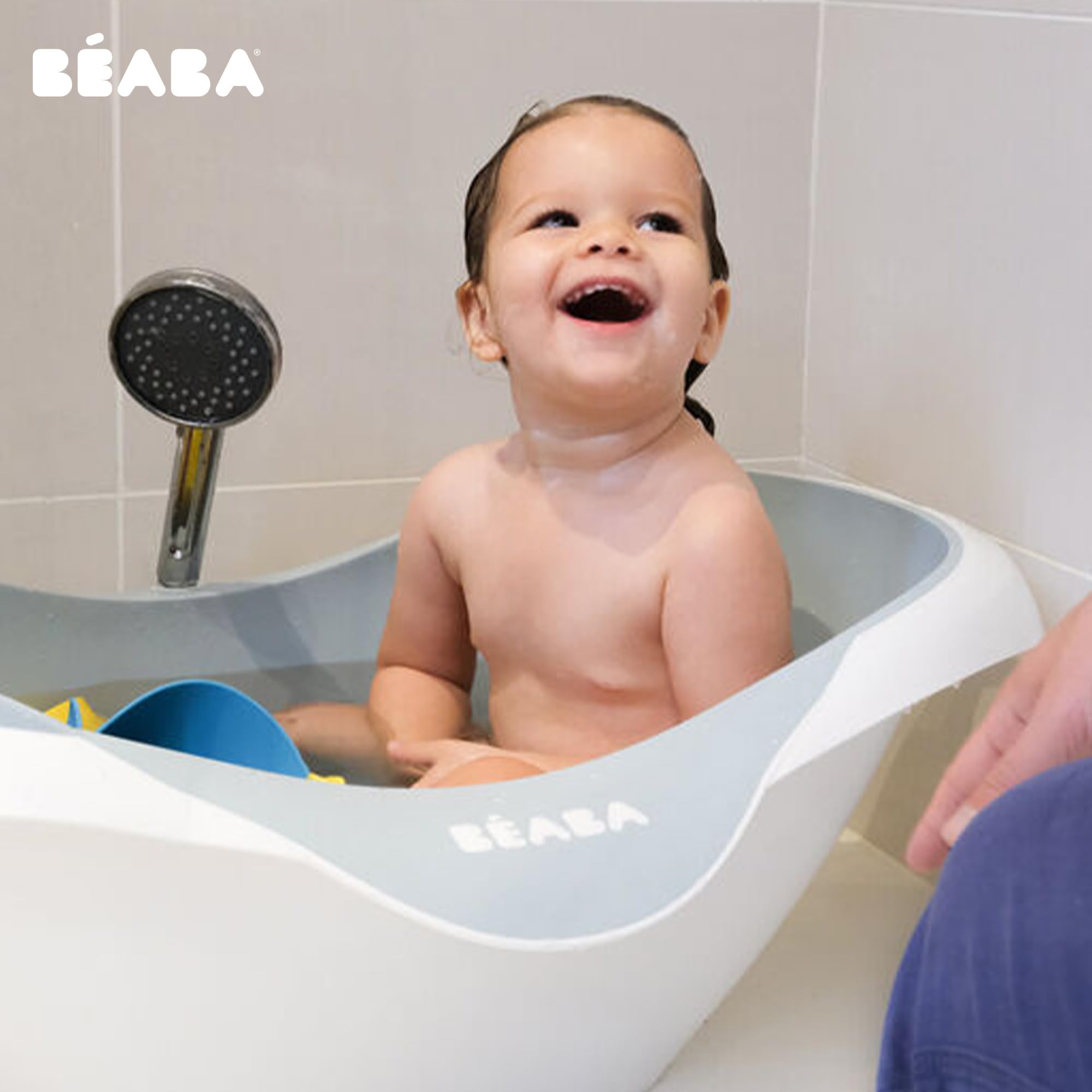 BÉABA Bañera para Bebé, Antideslizante y Cómoda, Ergonómica y Multifunción, Material Suave, Tapón de vaciado, Camélé'O, Fabricada en Francia, Gris