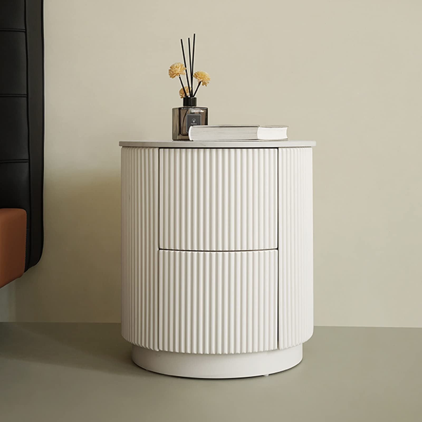Comodini Comodino rotondo dal design elegante a righe verticali con comodino moderno a 2 cassetti, comodini in legno for camera da letto, tavolino for soggiorno, bianco, 17,7 "DX 17,7" LX 19,6 "A Como