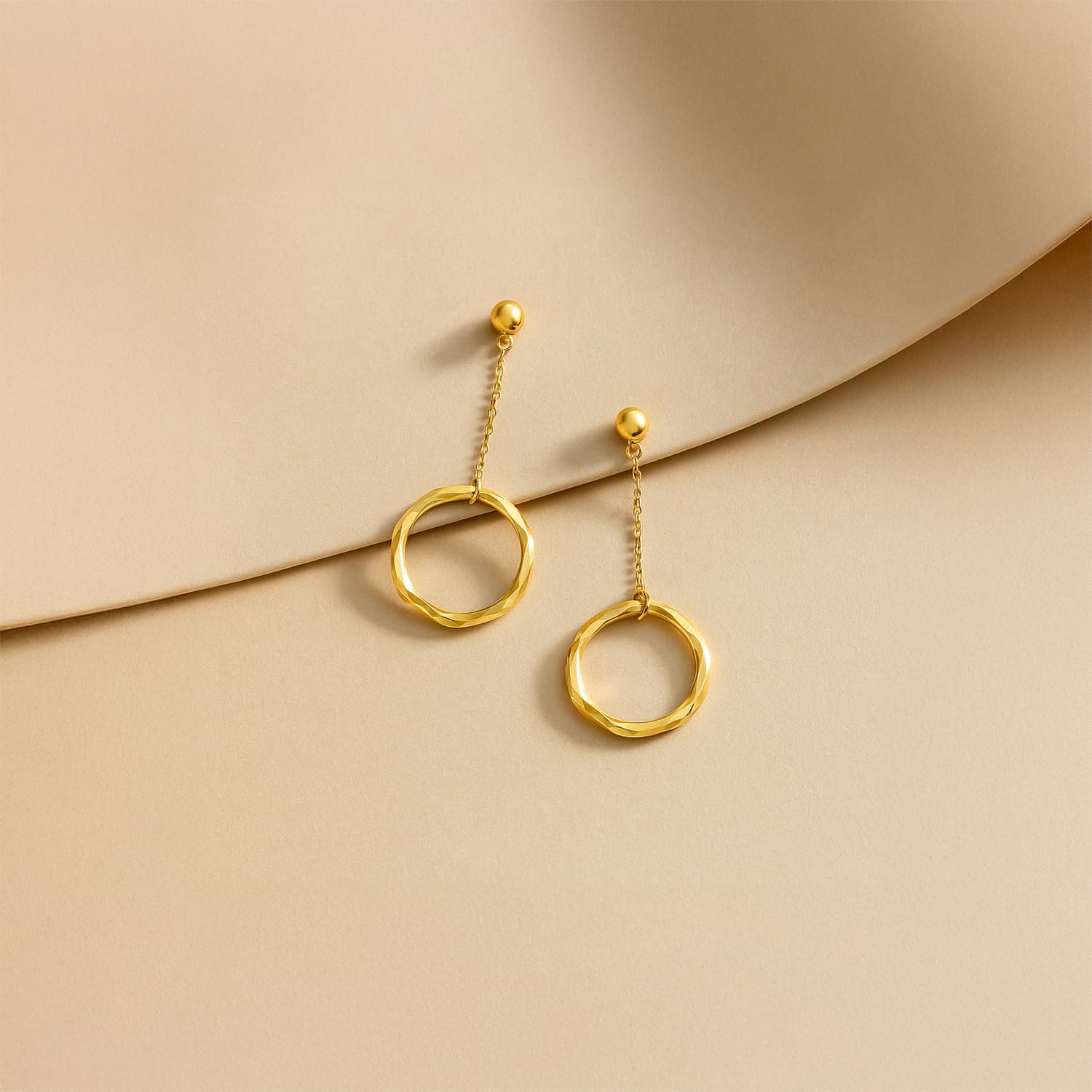 Carissima Damskie kolczyki z zawieszką w kształcie pierścienia i łańcuszka z 9-karatowego żółtego złota ze szlifem diamentowym 18 mm