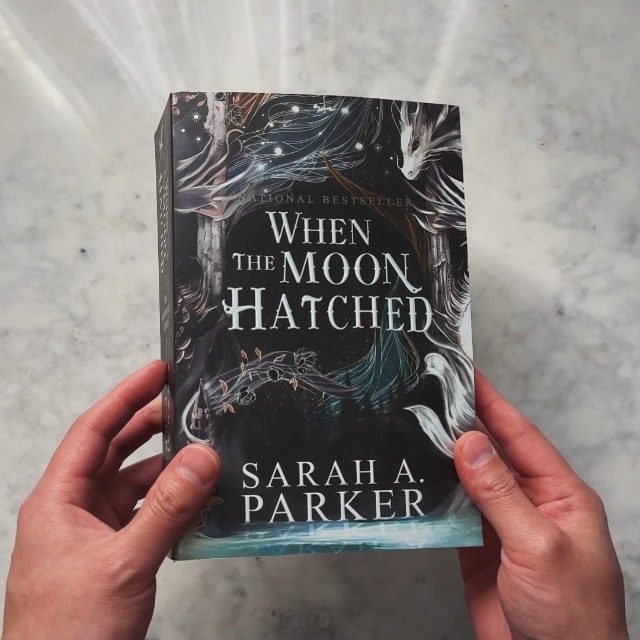 Image of When the Moon Hatched: A Fast-Paced Romantasy with Undeniable Chemistry in a Stunning Immersive World (The Moonfall Series, 1)