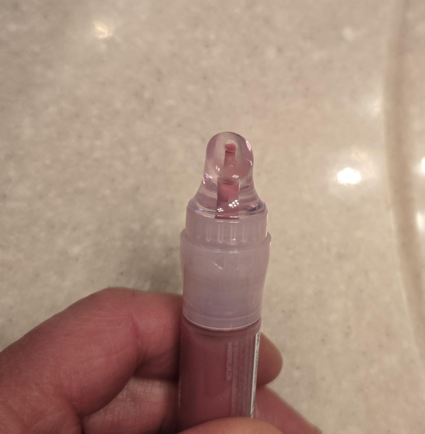 Maybelline New York MAYBELLINE Lifter Oil-in-Gel Lip Gloss for Glassy, Bouncy Shine, Hydrating, Tinted Lip Balm and Moisturizer with Hyaluronic Acid and Passionfruit Oil, Strawberry Shake (Mauve Pink)