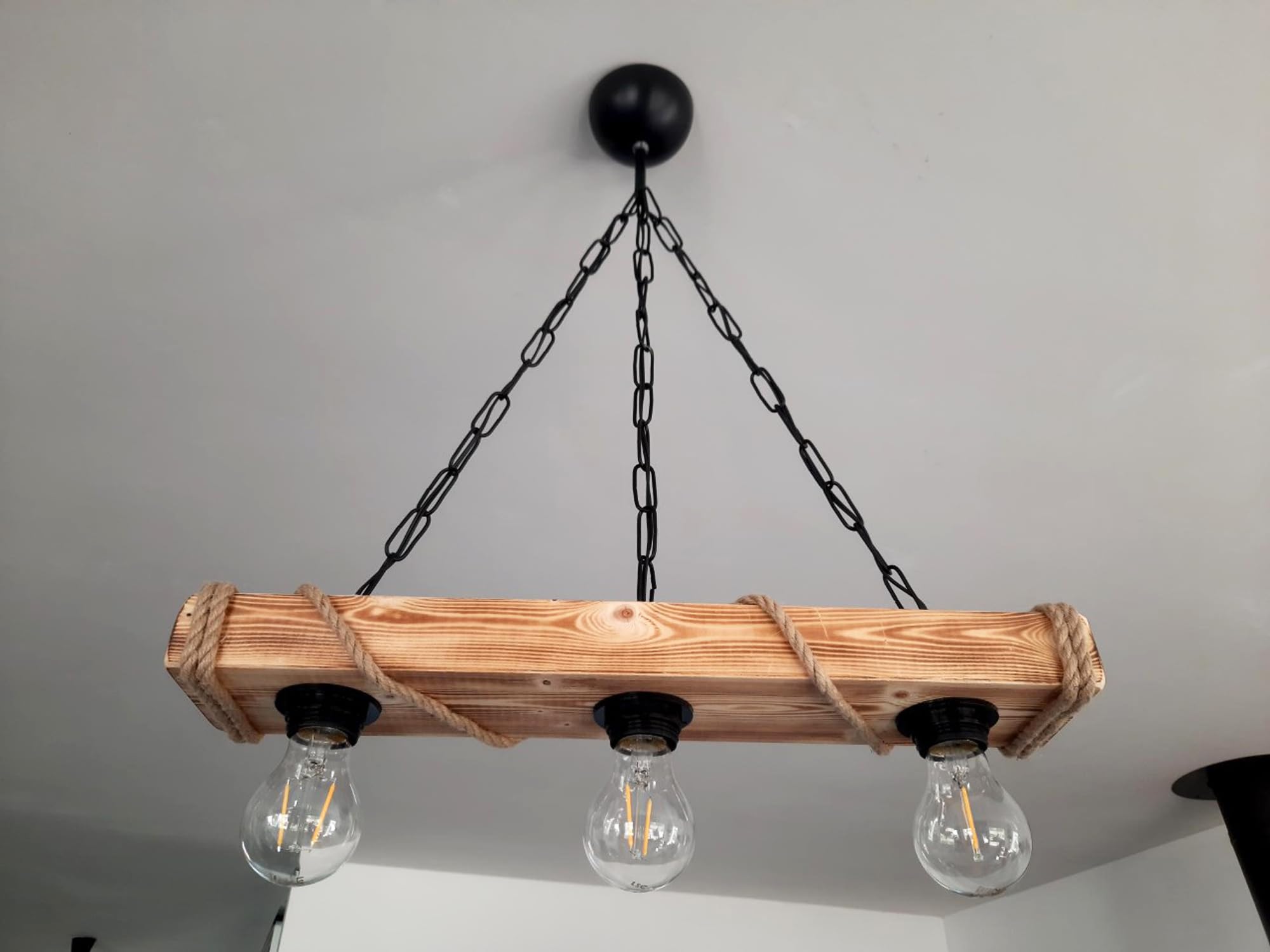 Lampadario a sospensione in legno e corda stile industriale, rustico, da campagna, chic, con 3 lampadine (E27)