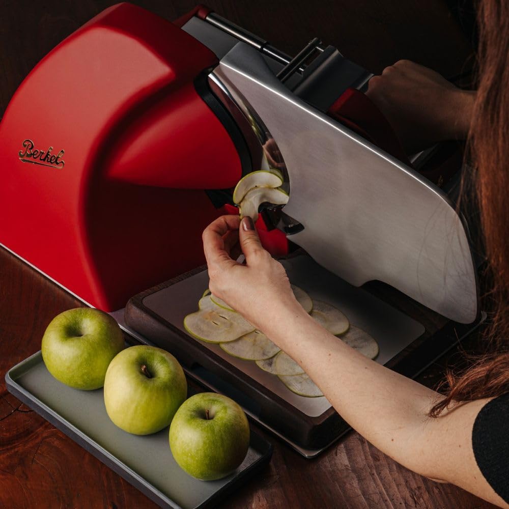 Berkel Home Line 200 Plus Affettatrice - Rosso Opaco - Elettrico & Compatto - Ideale per prosciutto, verdure e formaggi - Affettatrice di design con tagliere in legno di quercia fatto a mano