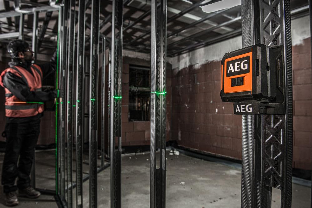 AEG Niveau Laser Croix Vert CLG220-K – Portée 20 m, Haute Visibilité, Auto-Nivelant, IP54, Support Magnétique, Pince Murale, Plaque Cible et Sac de Transport Inclus