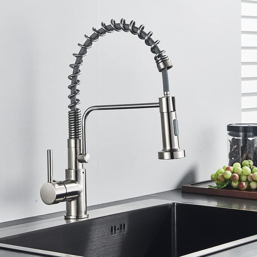 Mitigeur de cuisine noir à douchette pour simplifier la préparation des repas