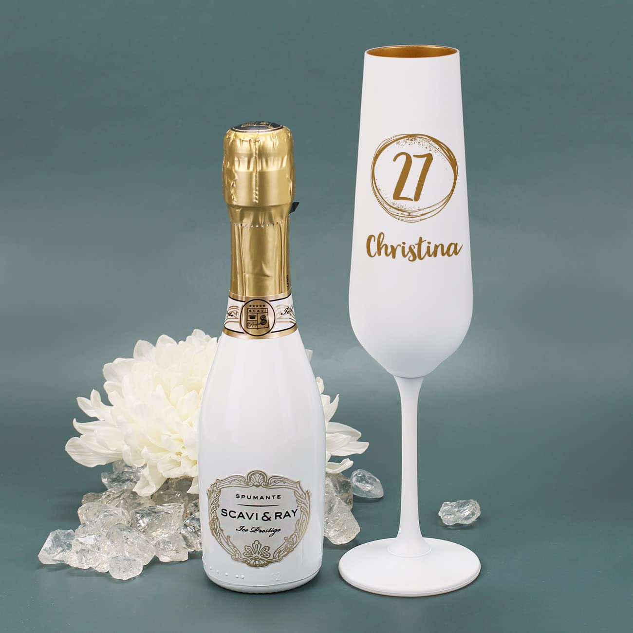 Herz & Heim® Geschenkset mit graviertem weiß-goldenem Sektglas und Piccolo Fläschchen/verschiedene Motive/mit Wunschname Happy Birthday mit Alter und Name