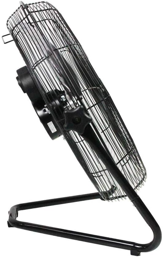Lado view del ventilador de piso Commercial Electric de 20 pulgadas y 3 velocidades, que muestra su resistente soporte en forma de U y la capacidad de inclinar el cabezal del ventilador hacia arriba.