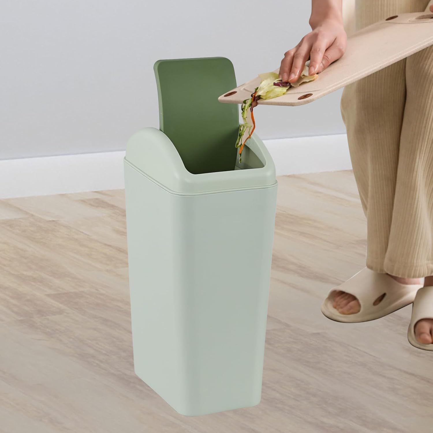 Yuright 3.5 Gallon Swing Top Trash Can, 12 L Plastic Garbage Can with Swing Lid, Green