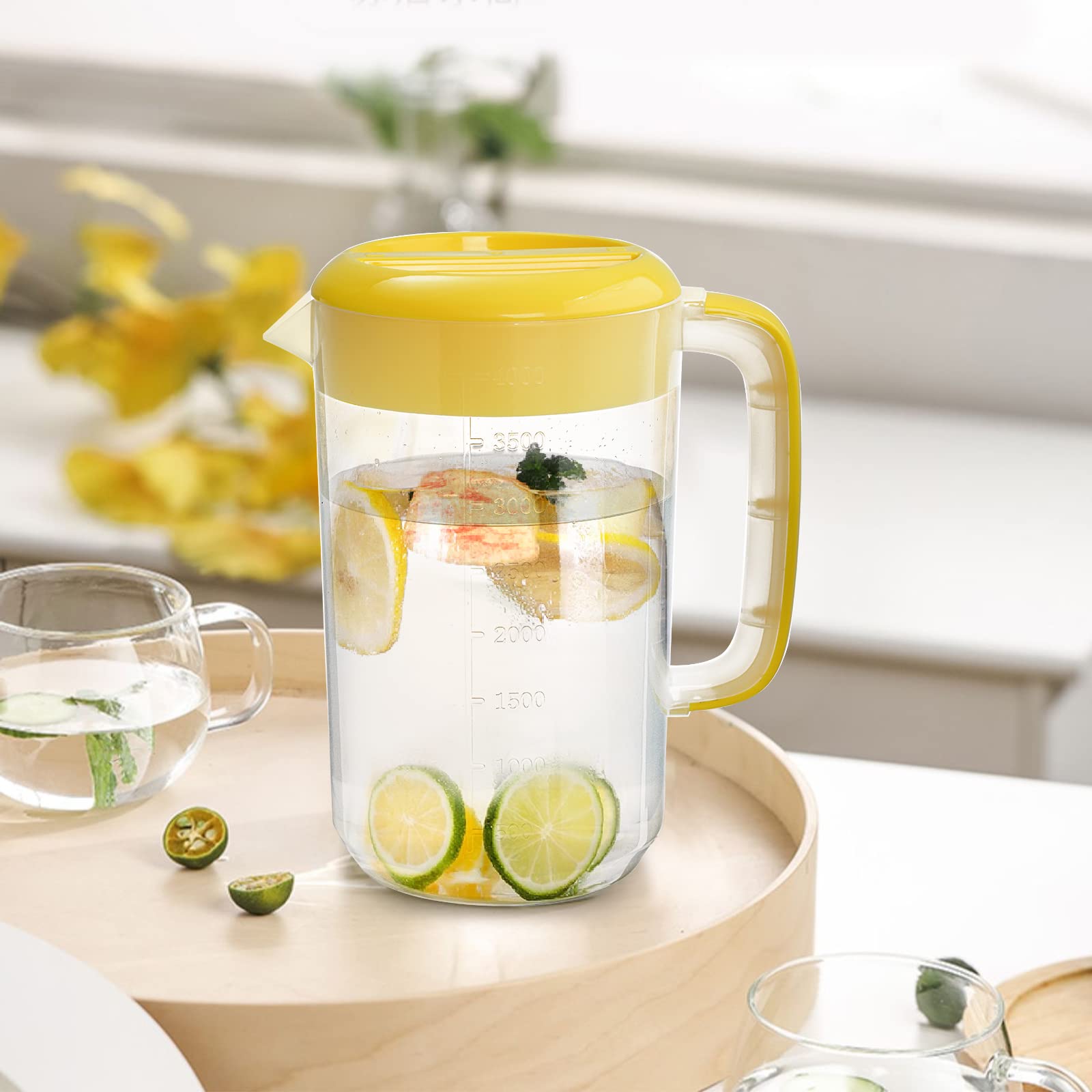 Jucoan Kunststoff-Wasserkrug mit Deckel, großer Wasserkrug, Saft und Eistee, Getränkekaraffe mit Filterdeckel, Griff, Waage für Kühlschrank, Party, 2 Stück