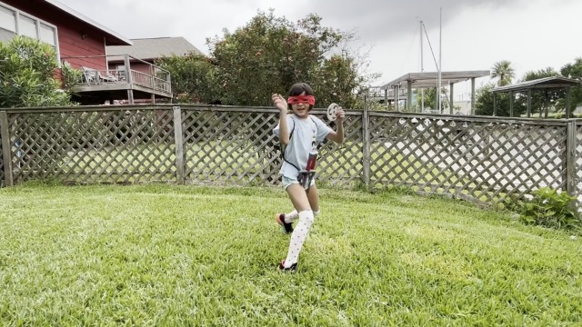 Disfraz cosplay superhéroe con armas para niños miniatura 7