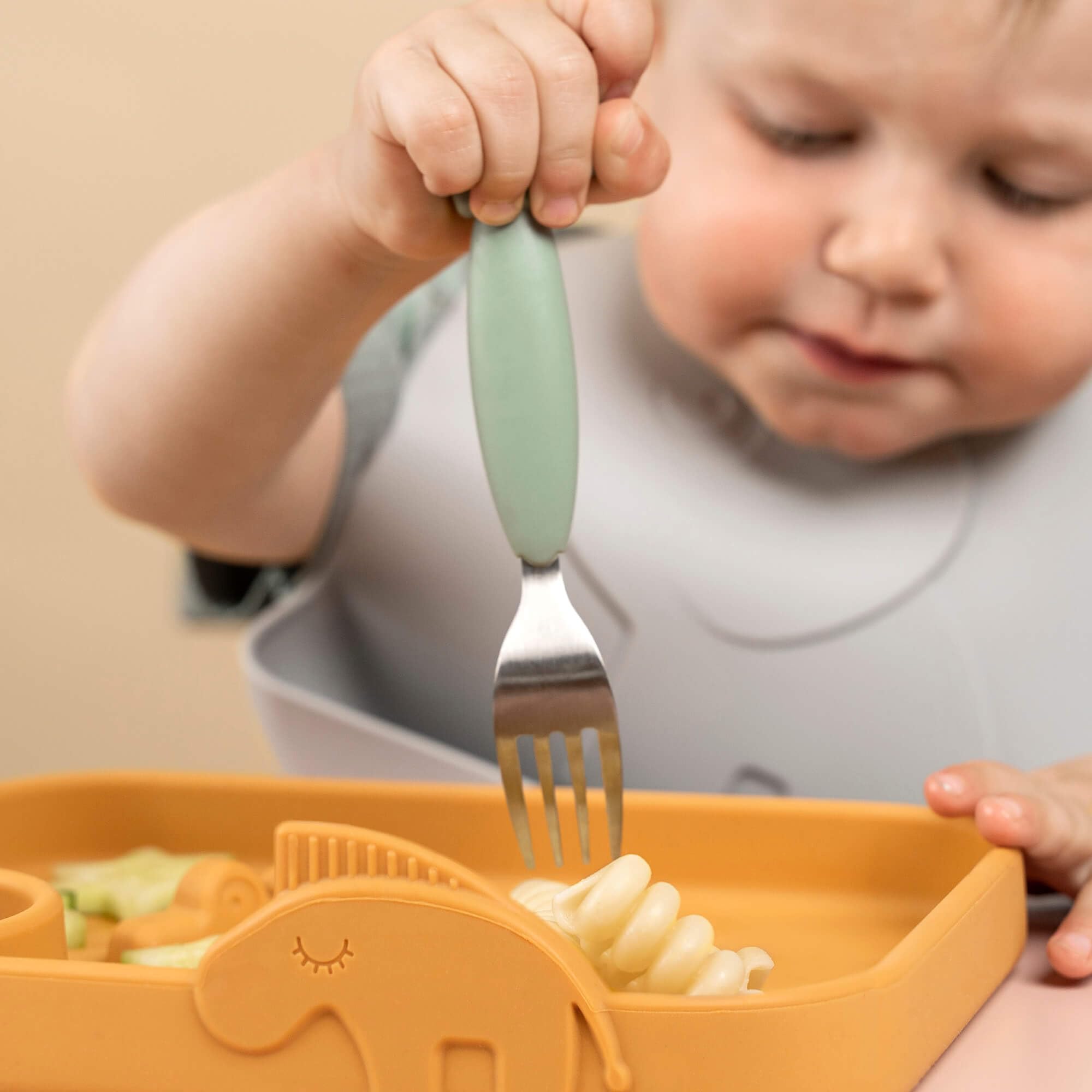 Done by Deer Easy Grip Set Couvert Bebe et Enfant (Cuillère, Fourchette, Couteau pour Bébé) - Ergonomique - Manches en Silicone Antidérapant - Passe au Lave-Vaisselle