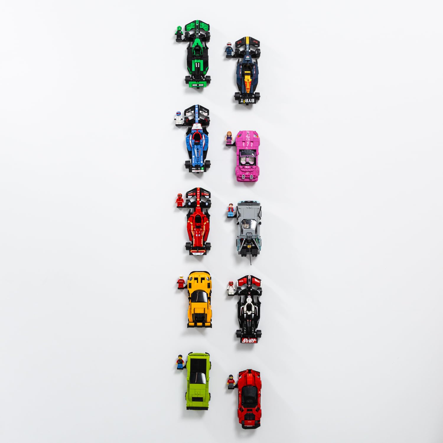 Lot de 10 crochets muraux compatibles avec les voitures Lego Speed Champions avec supports de présentation pour conducteur – Fabriqué au Royaume-Uni, matériel inclus – Ensembles non inclus