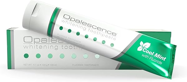 Il tubetto di dentifricio Opalescence, evidenziando la sua formula a bassa abrasività per la protezione dello smalto.