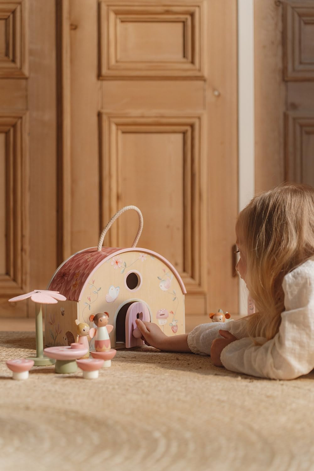 Little Dutch Feenhaus Puppenhaus aus Holz tragbar und aufklappbar mit viel Zubehör und Spielfiguren rosa
